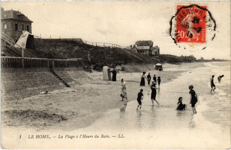 Carte postale ancienne Le Home La Plage a l'heure des Bains France au Hom