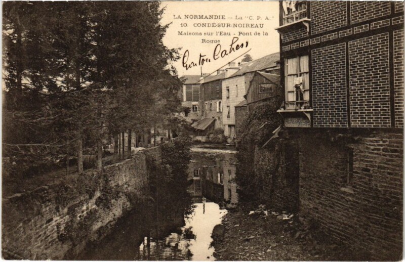 Carte postale ancienne Conde-sur Noireau Maisons sur l'Eau Pont de la Roque France à Maisons