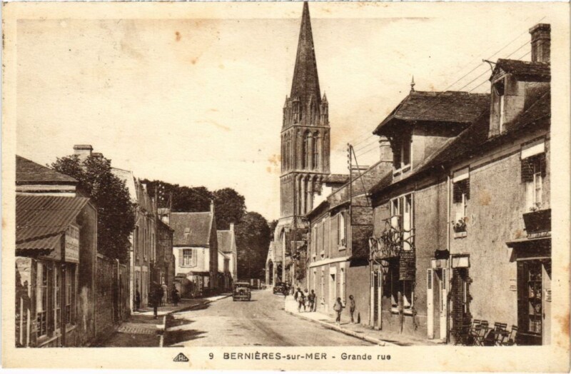 Carte postale ancienne Bernieres sur Mer Grande rue France