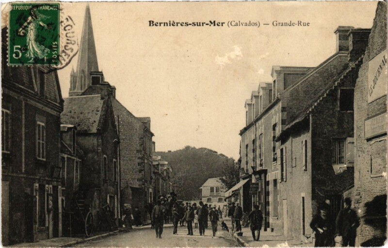 Carte postale ancienne Bernieres sur Mer Grande rue France