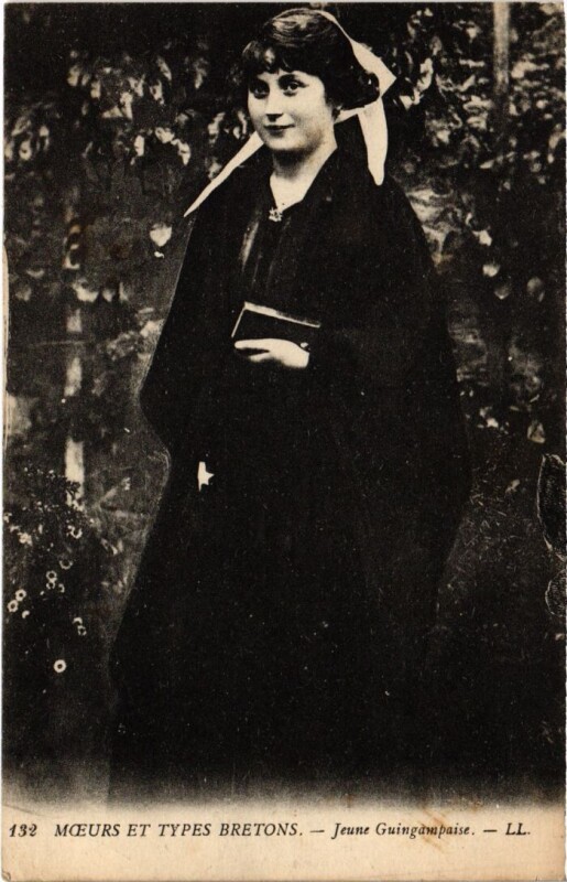 Carte postale ancienne Moeurs et Types Bretons - Jeune Guingampaise à Guingamp