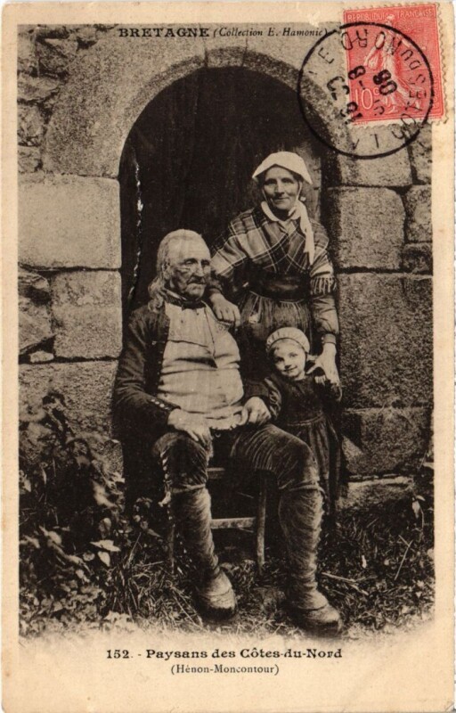 Carte postale ancienne Paysans du Cote-du-Nord - Henon-Moncontour - Types à Moncontour