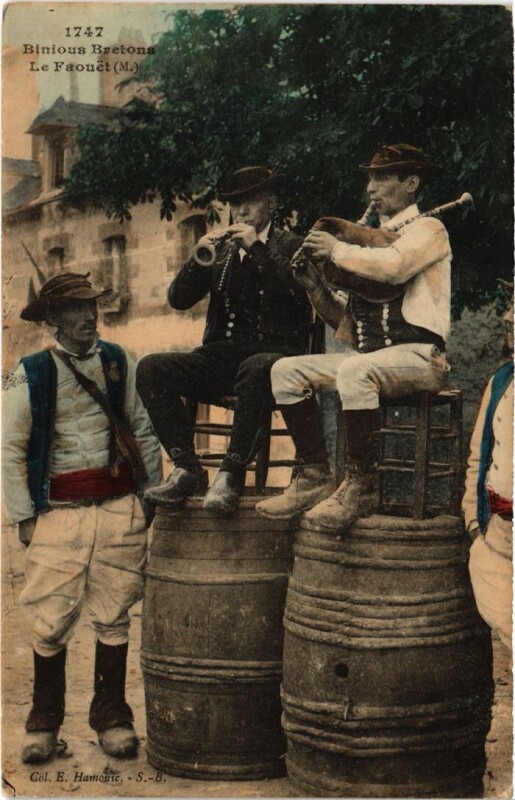 Carte postale ancienne Binious Bretons - Le Faouet - Types