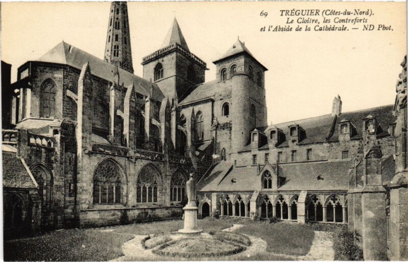 Carte postale ancienne Treguier Le Cloitre - Contreforts - Abside de la Cathedrale
