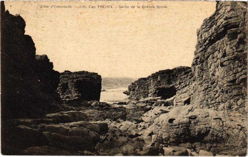 Carte postale ancienne Cap Frehel Sortie de la Grande Grotte