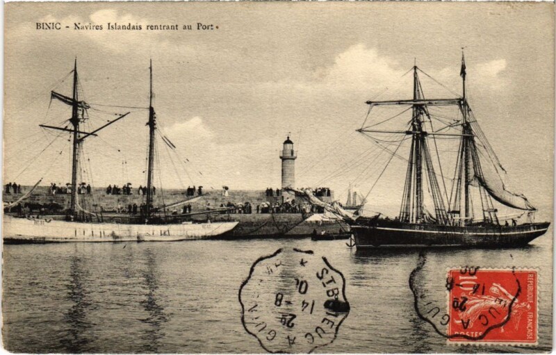Carte postale ancienne Binic Navires Islandais Rentrant au Port