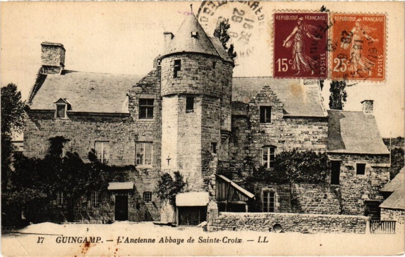 Carte postale ancienne Guingamp L'Ancienne Abbaye de Sainte-Croix à Guingamp