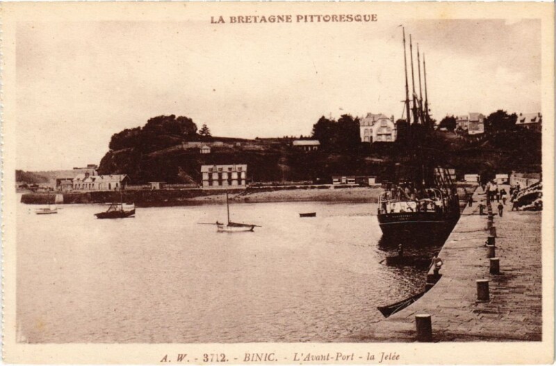 Carte postale ancienne Binic L'Avant-Port et le Mole