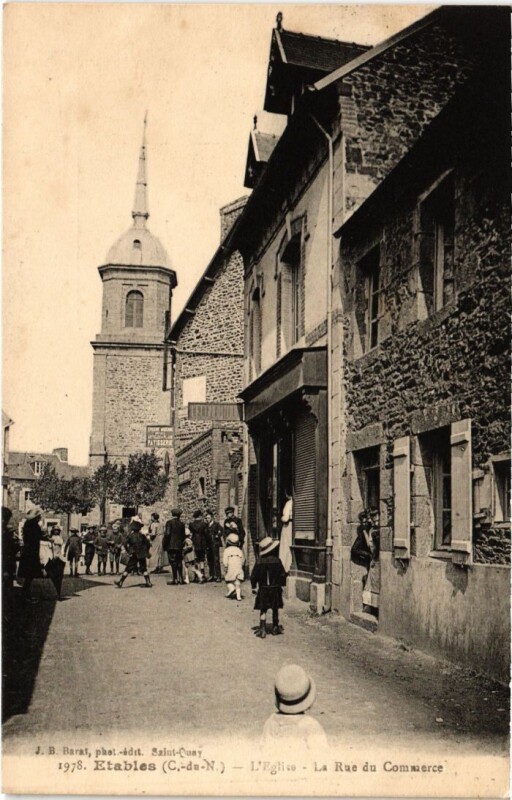 Carte postale ancienne Etables-sur-Mer L'Eglise - La Rue du Commerce