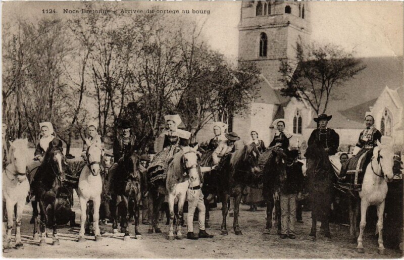 Carte postale ancienne Noce Bretonne - Arrivee du Cortege au Bourg