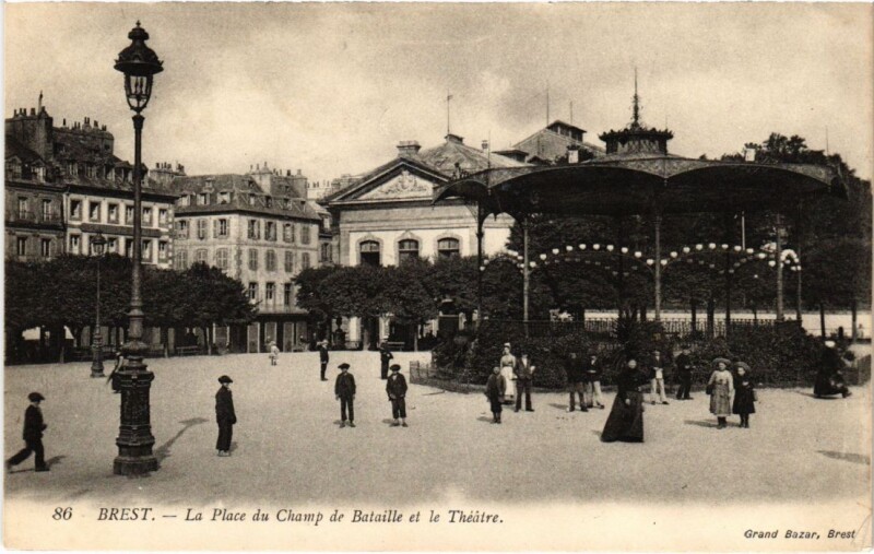 Carte postale ancienne Brest La Place du Champ de Bataille et le Theatre