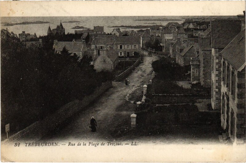 Carte postale ancienne Trebeurden Rue de la Plage de Trozoul