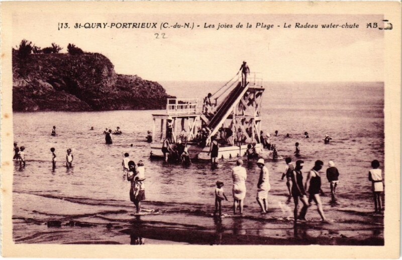 Carte postale ancienne Saint-Quay-Portrieux Les Joies de la Plage Le Radeau Water-Chute à Saint-Quay-Portrieux