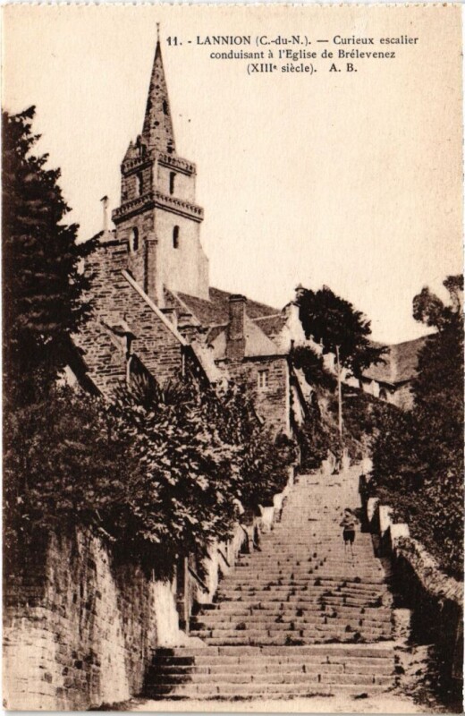 Carte postale ancienne Lannion Curiex Escalier Conduisant a l'Eglise de Brelevenez à Lannion