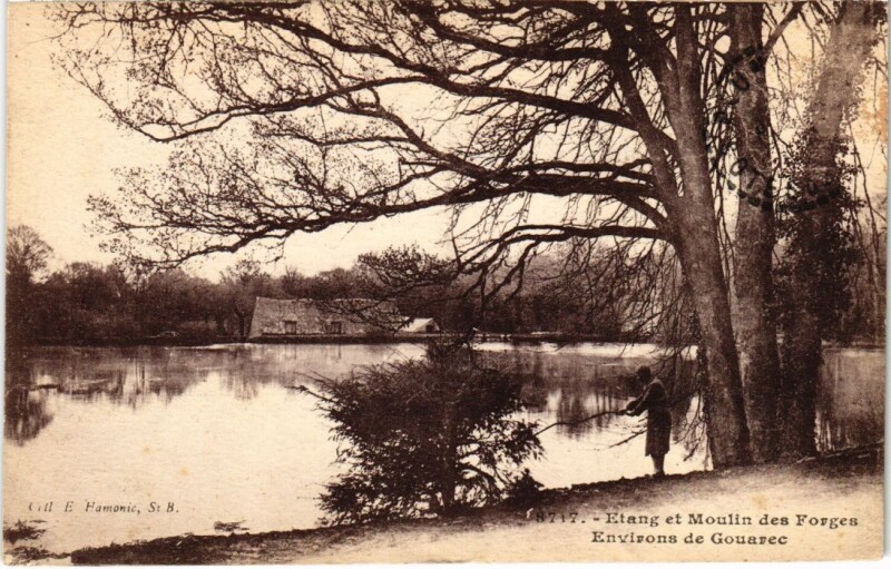 Carte postale ancienne Environs de Gouarec Etang et Moulin des Forges à Gouarec