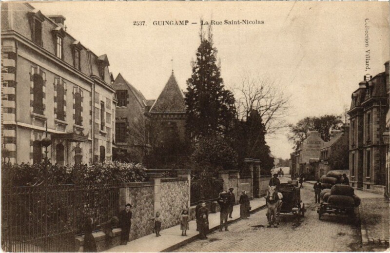 Carte postale ancienne Guingamp La Rue Saint-Nicolas à Guingamp
