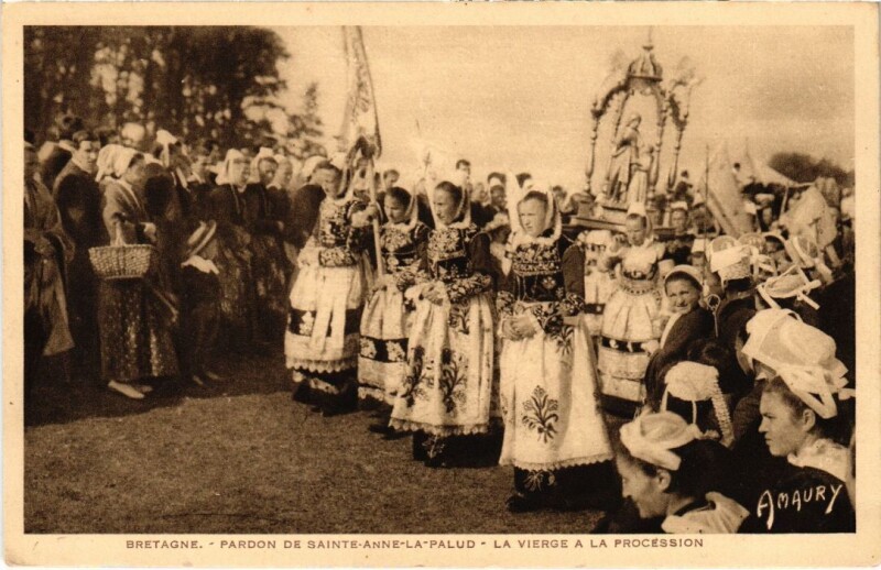 Carte postale ancienne Pardon de Sainte-Anne-la-Palud - La Vierge a la Procession