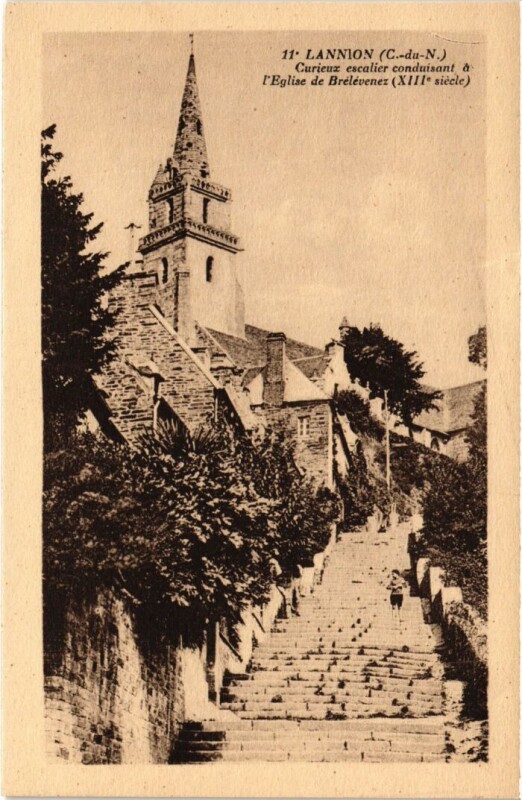 Carte postale ancienne Lannion Curieux Escalier Conduisant a l'Eglise de Brelevenec à Lannion
