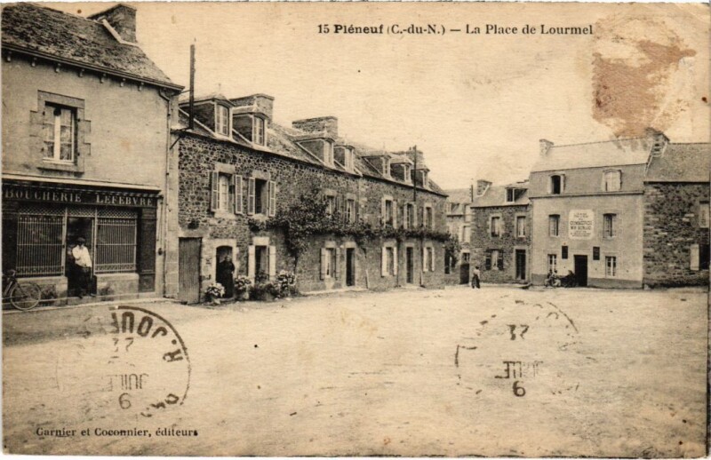Carte postale ancienne Pleneuf La Place de Lourmel