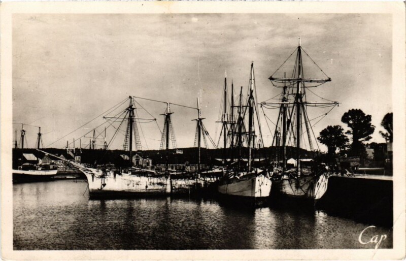 Carte postale ancienne Paimpol Islandais au Port à Paimpol
