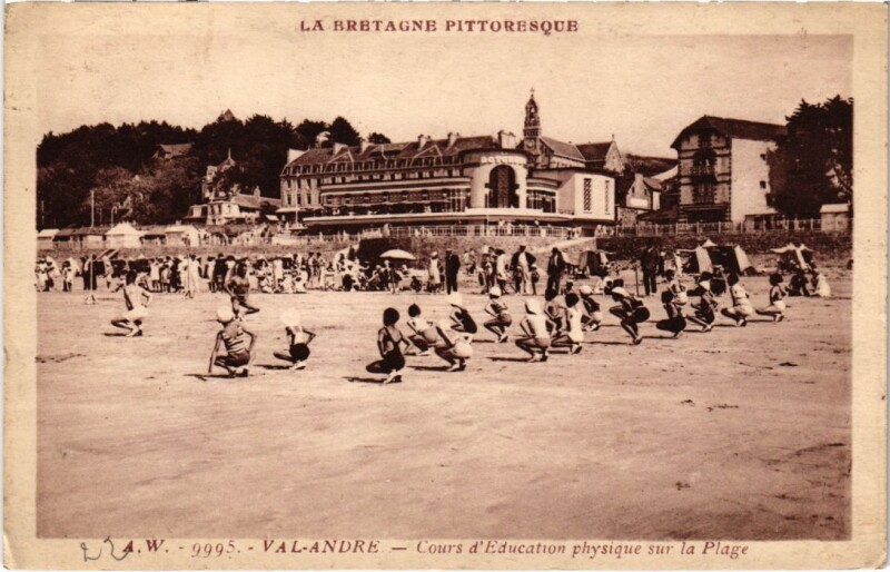 Carte postale ancienne Val-Andre Cours d'Education Physique sur la Plage