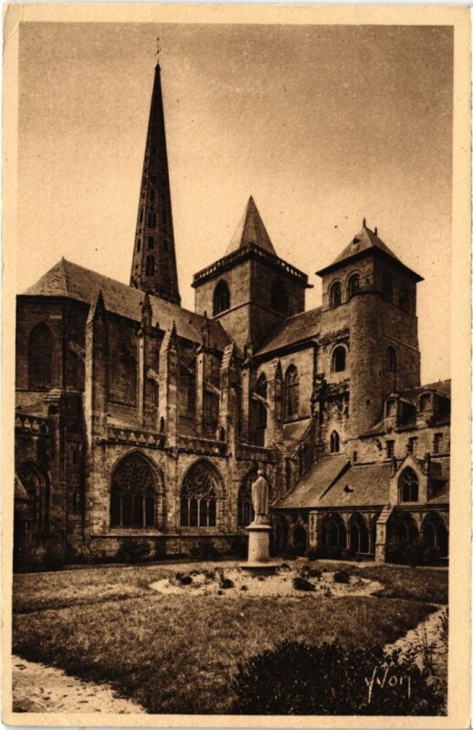 Carte postale ancienne Treguier Abside de la Cathedrale - Tour d'Hastings et le Cloitre