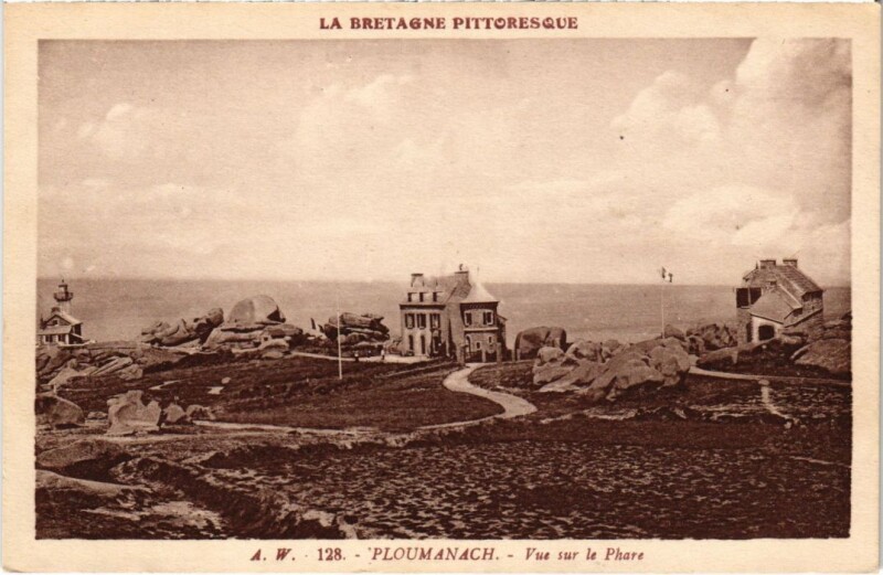 Carte postale ancienne Ploumanac'H Vue sur le Phare