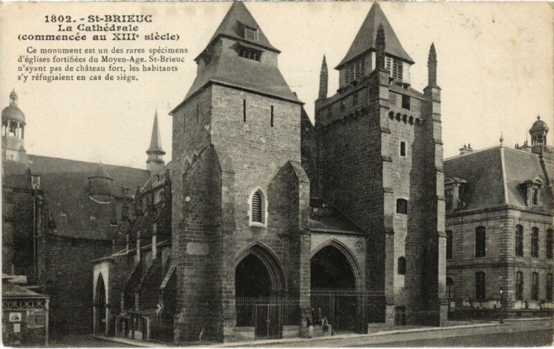 Carte postale ancienne La Cathédrale (Commencée au XIIe siècle) à Saint-Brieuc