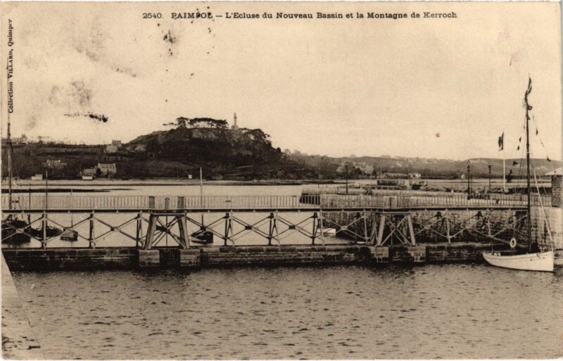 Carte postale ancienne Paimpol L'Ecluse du Nouveau Bassin et la Montagne de Kerroch à Paimpol