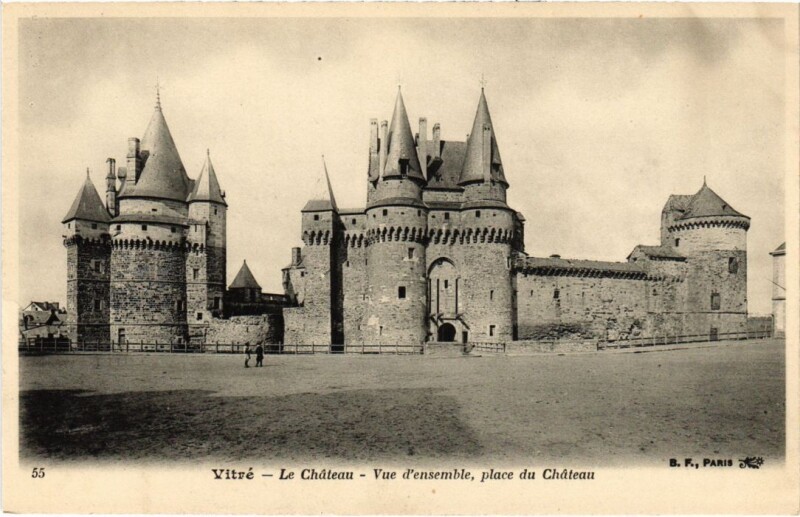 Carte postale ancienne Vitre Le Chateau - Vue d'Ensemble - Place du Chateau