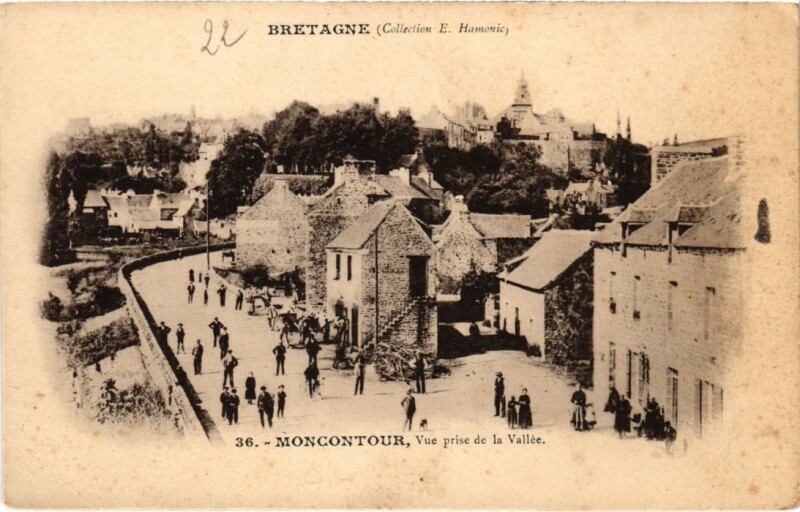 Carte postale ancienne Moncontour Vue prise de la Vallee à Moncontour