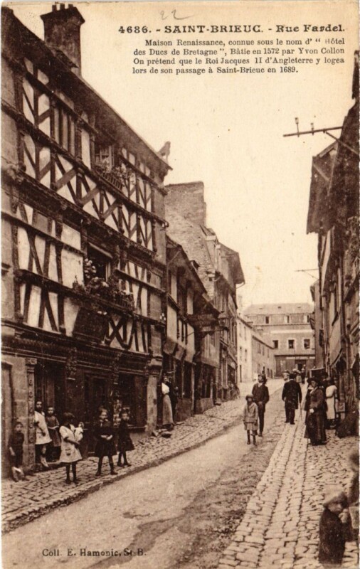Carte postale ancienne Saint-Brieuc Rue Fardel à Saint-Brieuc