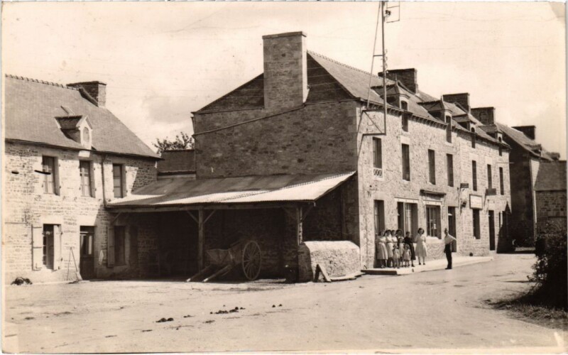 Carte postale ancienne Tredias L'Entree du Bourg