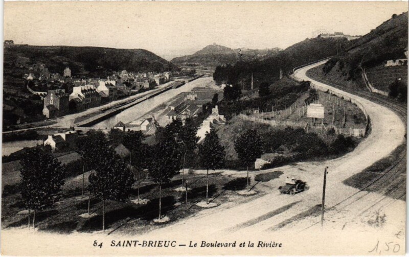 Carte postale ancienne Saint-Brieuc Le Boulevard et la Riviere à Saint-Brieuc