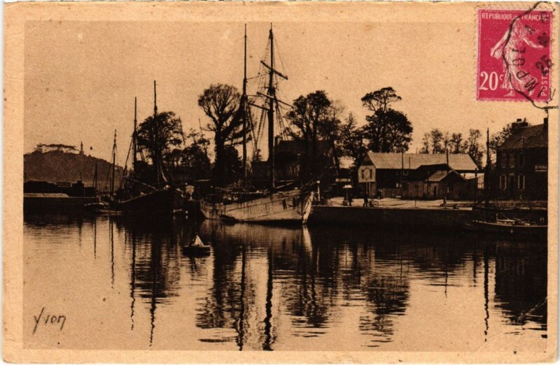 Carte postale ancienne Paimpol Le Bassin a Flot et les Goelettes Islandaises à Paimpol