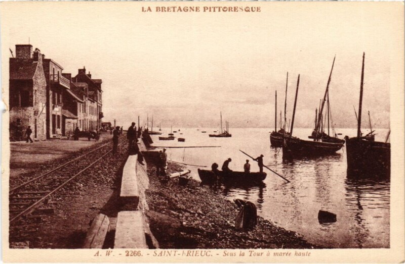 Carte postale ancienne Saint-Brieuc Sous la Tour a Maree Haute à Saint-Brieuc