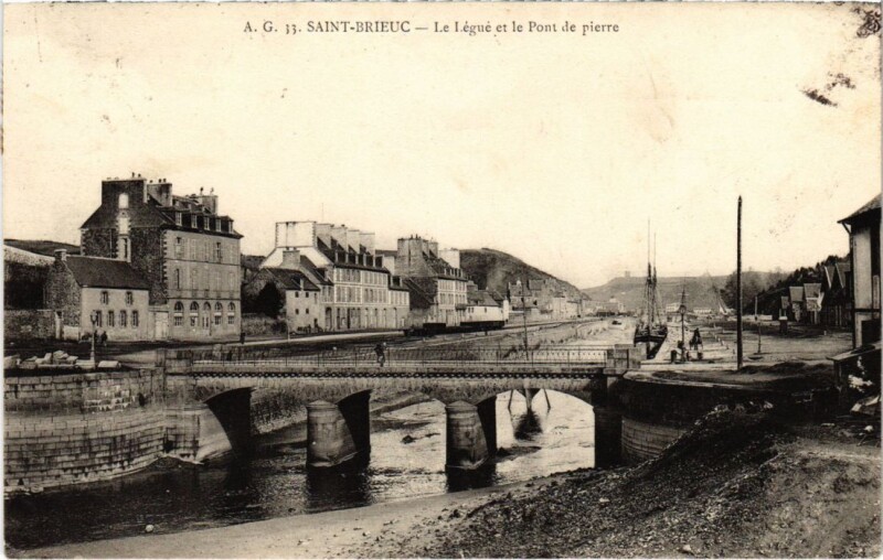 Carte postale ancienne Saint-Brieuc Le Legue et le Pont de Pierre à Saint-Brieuc