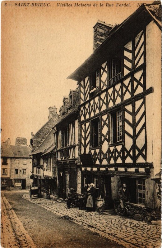 Carte postale ancienne Saint-Brieuc Vieilles Maisons de la Rue Fardel à Saint-Brieuc