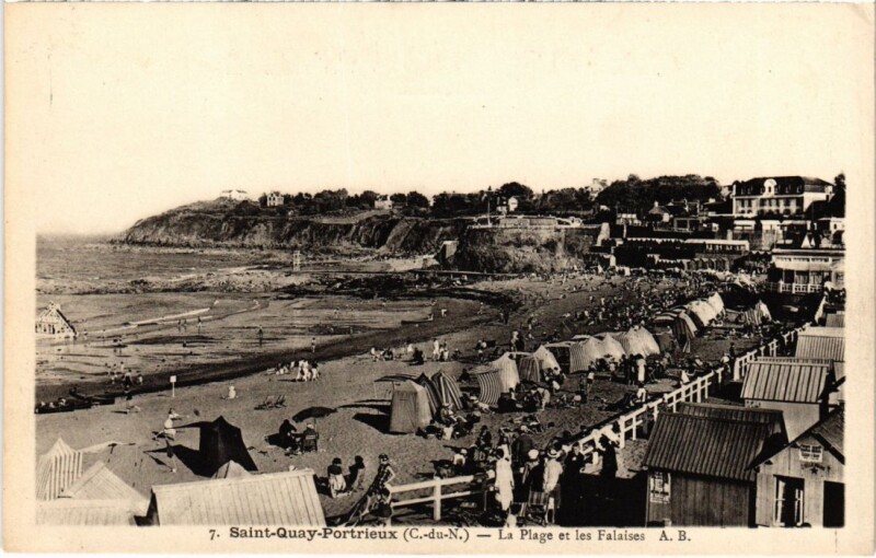 Carte postale ancienne Saint-Quay-Portrieux La Plage et les Falaises à Saint-Quay-Portrieux