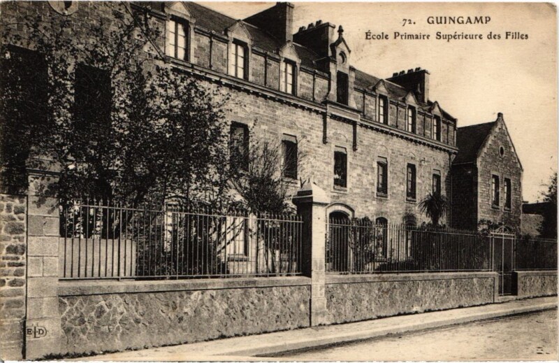 Carte postale ancienne Guingamp Ecole Primaire Superieure des Filles à Guingamp