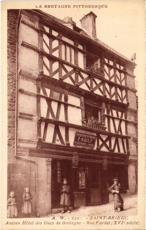 Carte postale ancienne Saint-Brieuc Ancien Hotel des Ducs de Bretagne - Rue Fardel à Saint-Brieuc