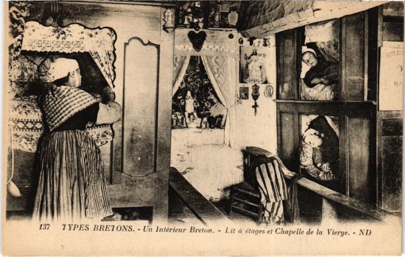 Carte postale ancienne Un Interieur Breton - Lit a Etages et Chapelle de la Vierge