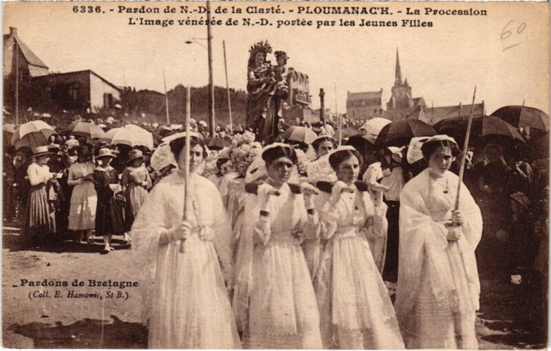 Carte postale ancienne Ploumanac'H Pardon de N.-D. de la Clarte - La Procession