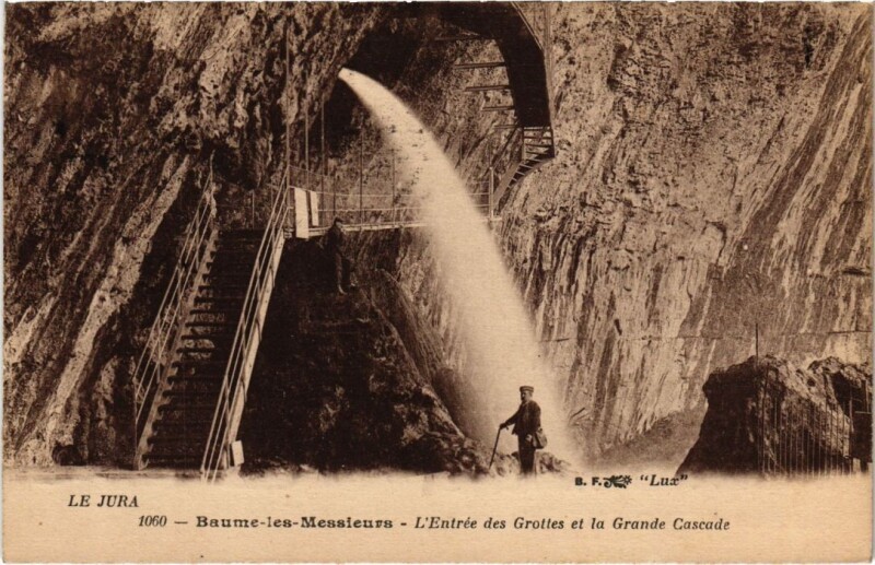 Carte postale ancienne Baume Messieurs- Entree des Grottes et la grande Cascade France à Baume-les-Messieurs