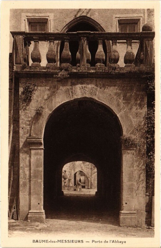 Carte postale ancienne Baume les Messieurs Porte de l'Abbaye à Baume-les-Messieurs