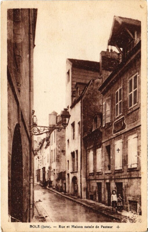 Carte postale ancienne Dole Rue et Maison natale de Pasteur à Dole