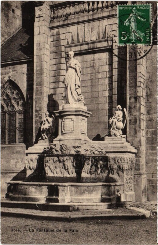 Carte postale ancienne Dole Fontaine de la Paix