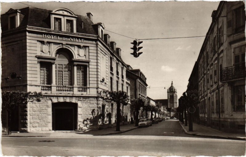 Carte postale ancienne Dole Avenue Artistide Briand ,Hotel de Ville