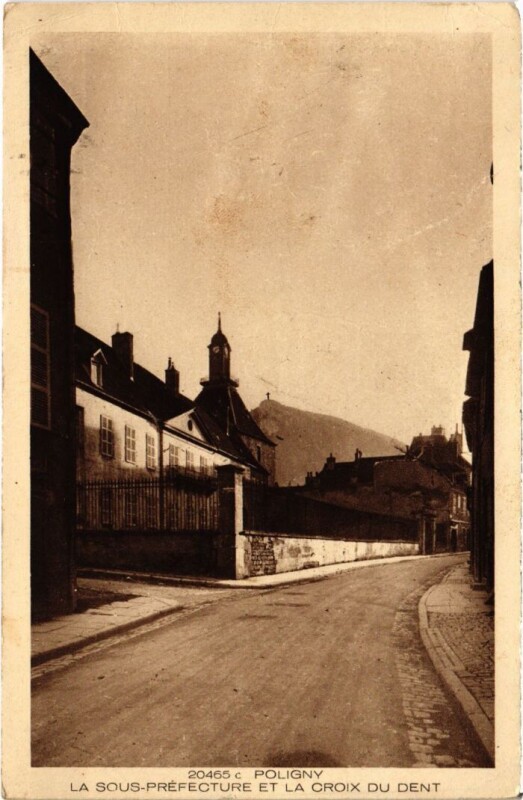 Carte postale ancienne Poligny La sous prefecture et la Corix du Dent à Poligny