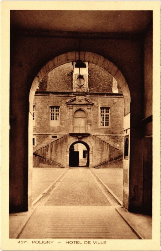 Carte postale ancienne Poligny Hotel de Ville à Poligny
